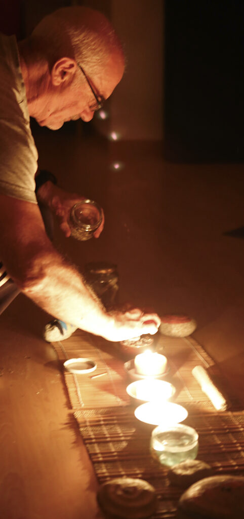 Sciamanesimo Marco Caliari con incensi e candele accese